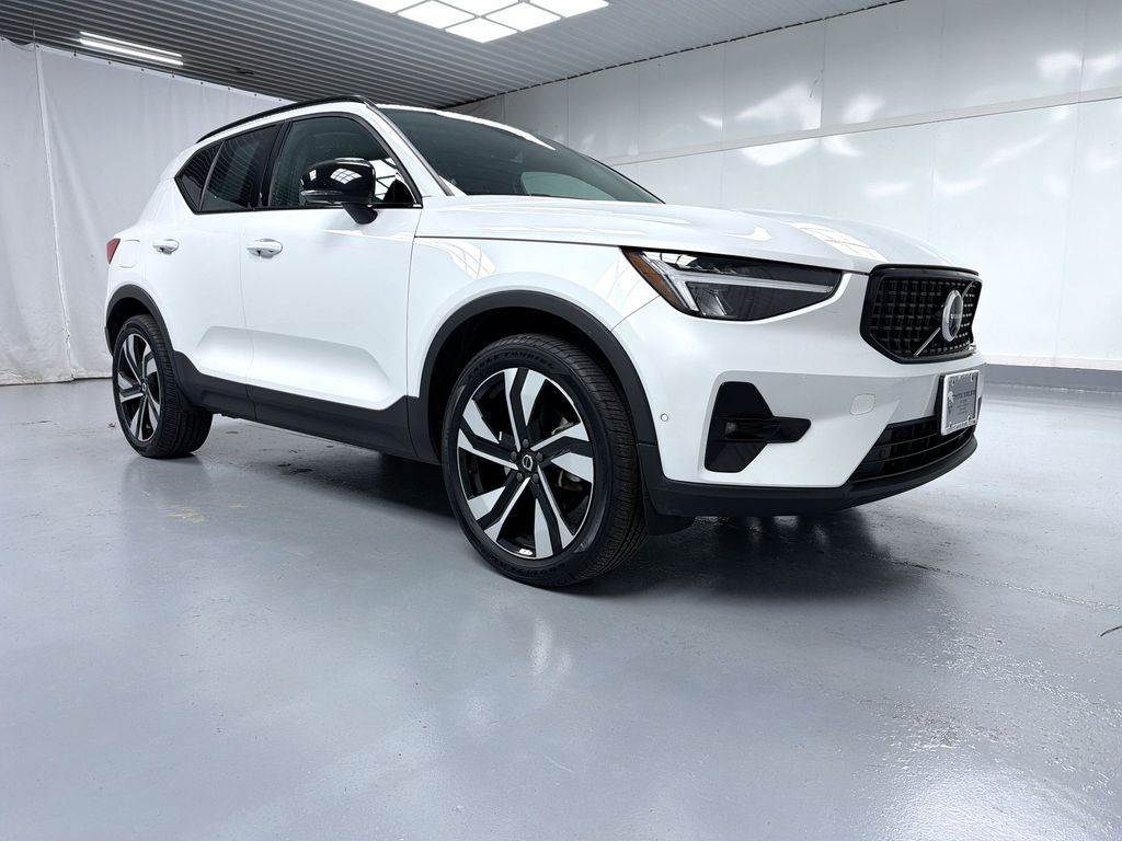 2024 Volvo XC40 Plus