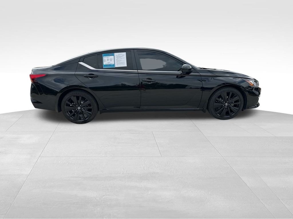 2022 Super Black Clearcoat Nissan Altima 2.5 SR FWD Sedan