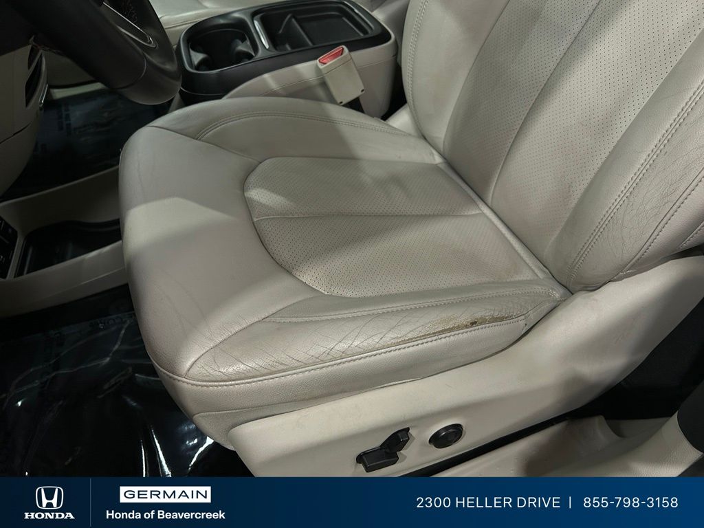 Used 2018 Gray Chrysler Touring L image 19
