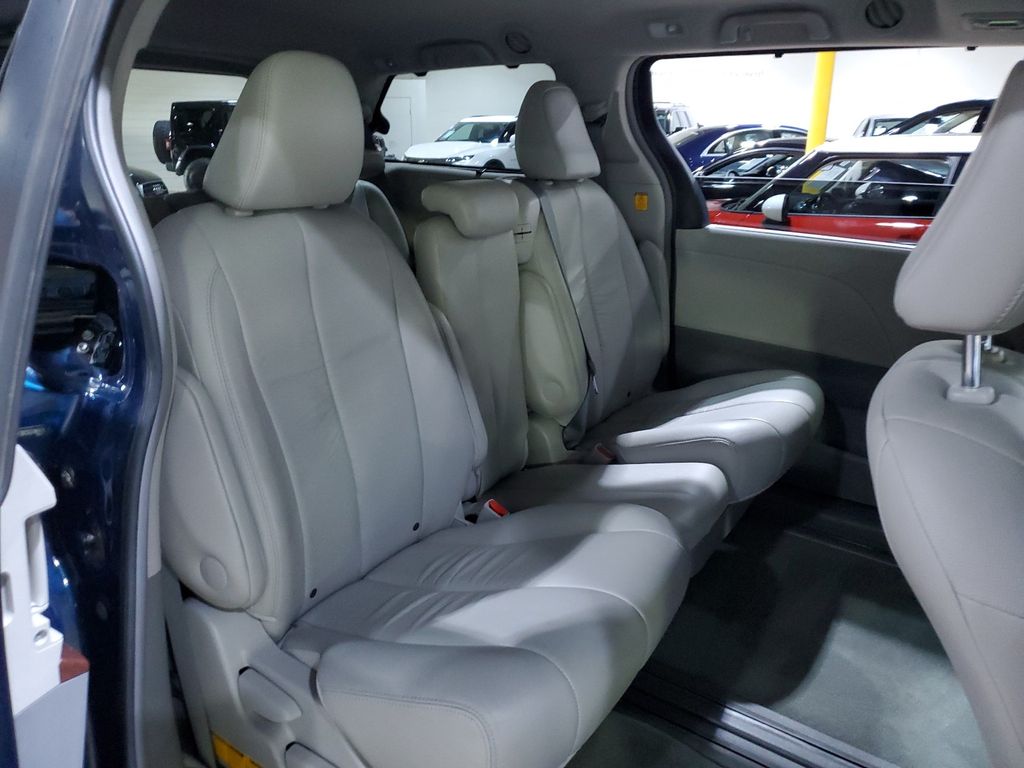 2012 Toyota Sienna XLE 22