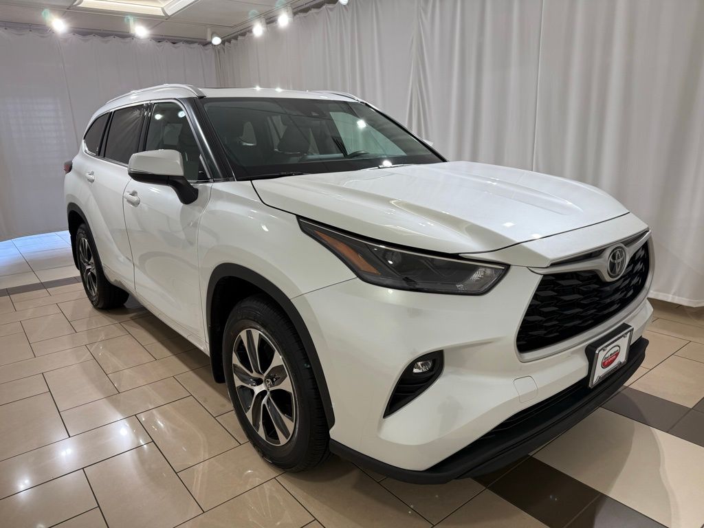 Thumbnail: 2022 Toyota Highlander - 7