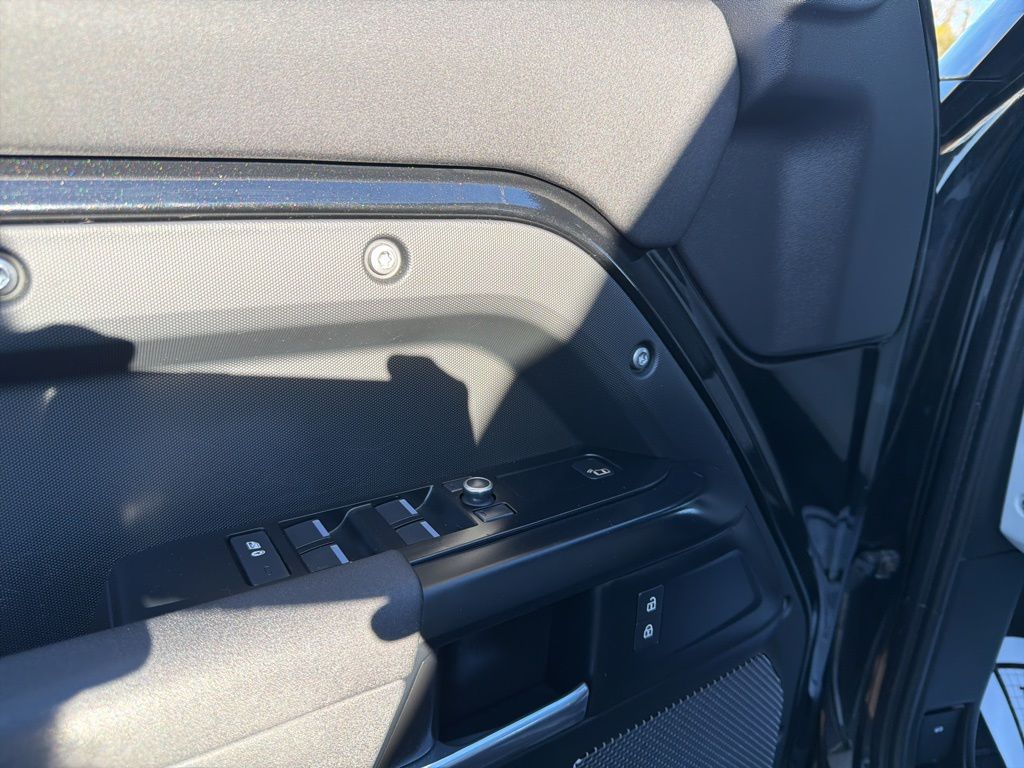 Thumbnail: 2021 Land Rover Defender - 31