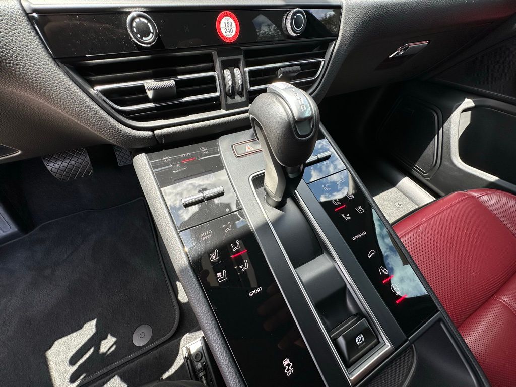 2024 Porsche Macan  24
