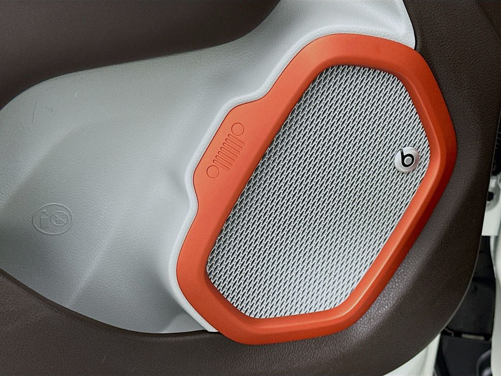 Thumbnail: 2016 Jeep Renegade - 19