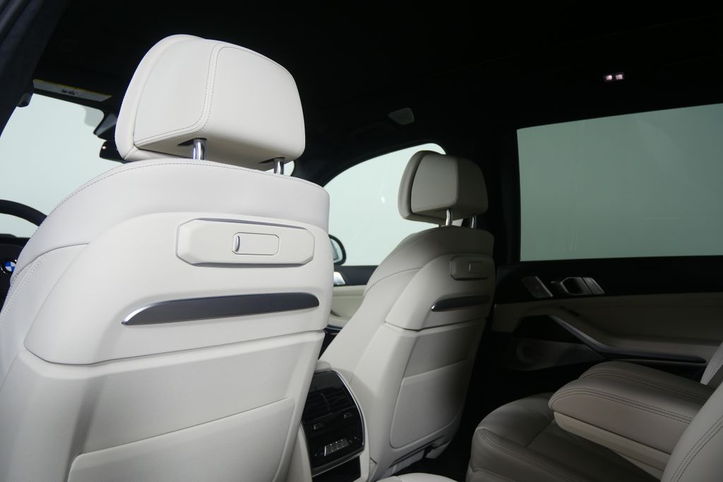 Thumbnail: 2027 BMW X7 - 19