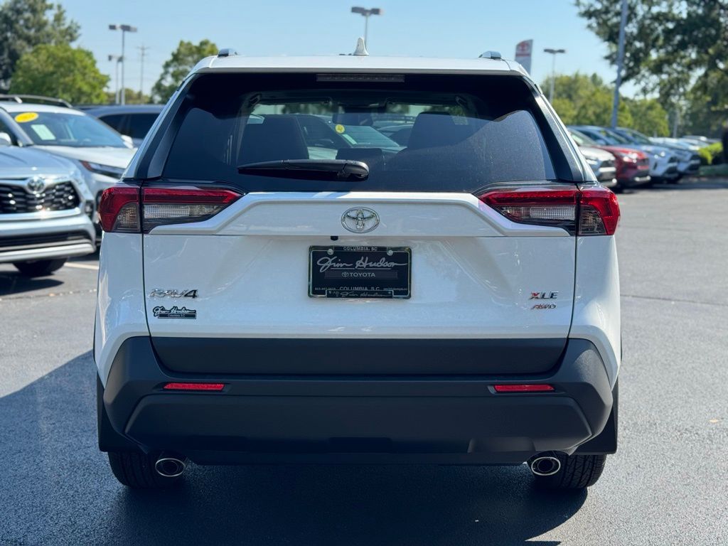 2025 Toyota RAV4 XLE photo 8
