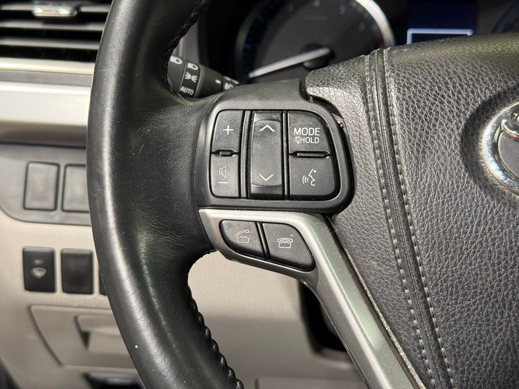 Thumbnail: 2015 Toyota Highlander - 26