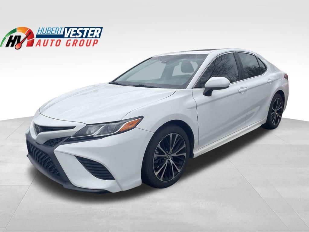2018 Toyota Camry SE's photo