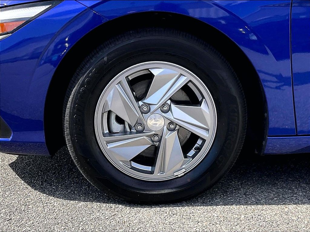 2025 Hyundai Elantra — photo 7