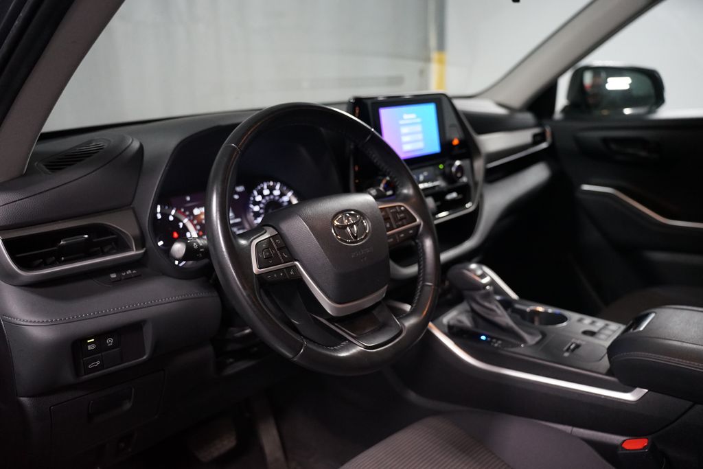 Thumbnail: 2023 Toyota Highlander - 6
