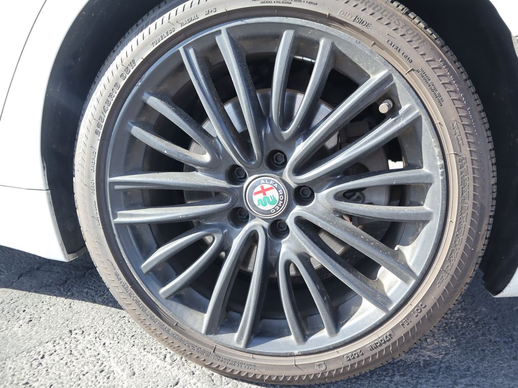 Thumbnail: 2017 Alfa Romeo Giulia - 14