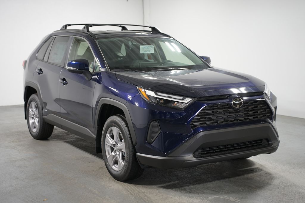 2025 Toyota RAV4 XLE 3