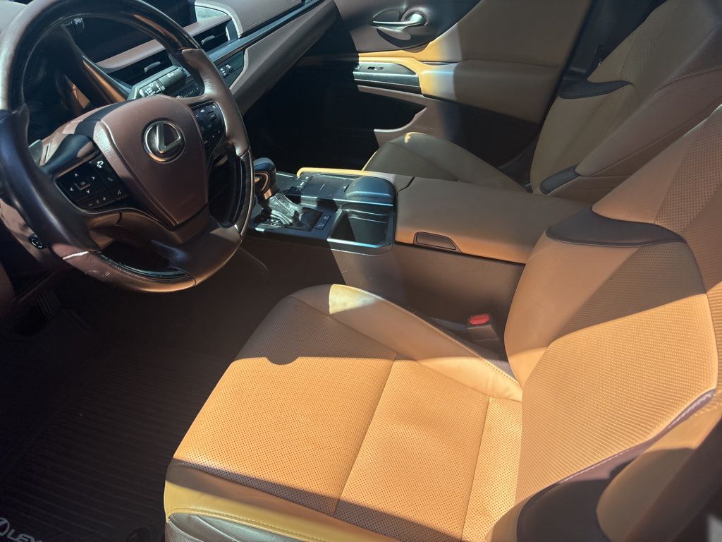 Thumbnail: 2021 Lexus ES - 4