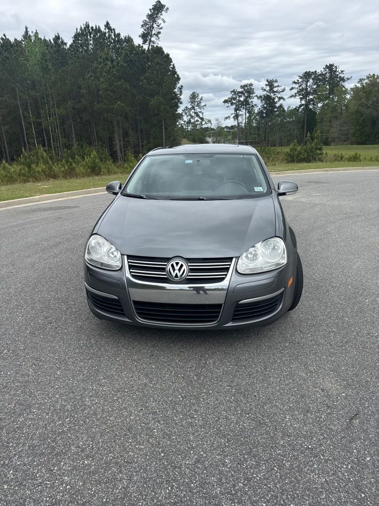 Reflex Silver Metallic 2010 Volkswagen Jetta SE Sedan Front-Wheel Drive 6-Speed Automatic