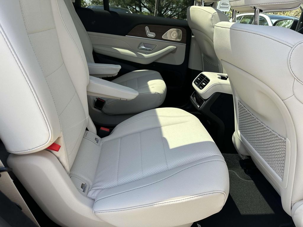 2025 Mercedes-Benz GLS 450 4MATIC 13