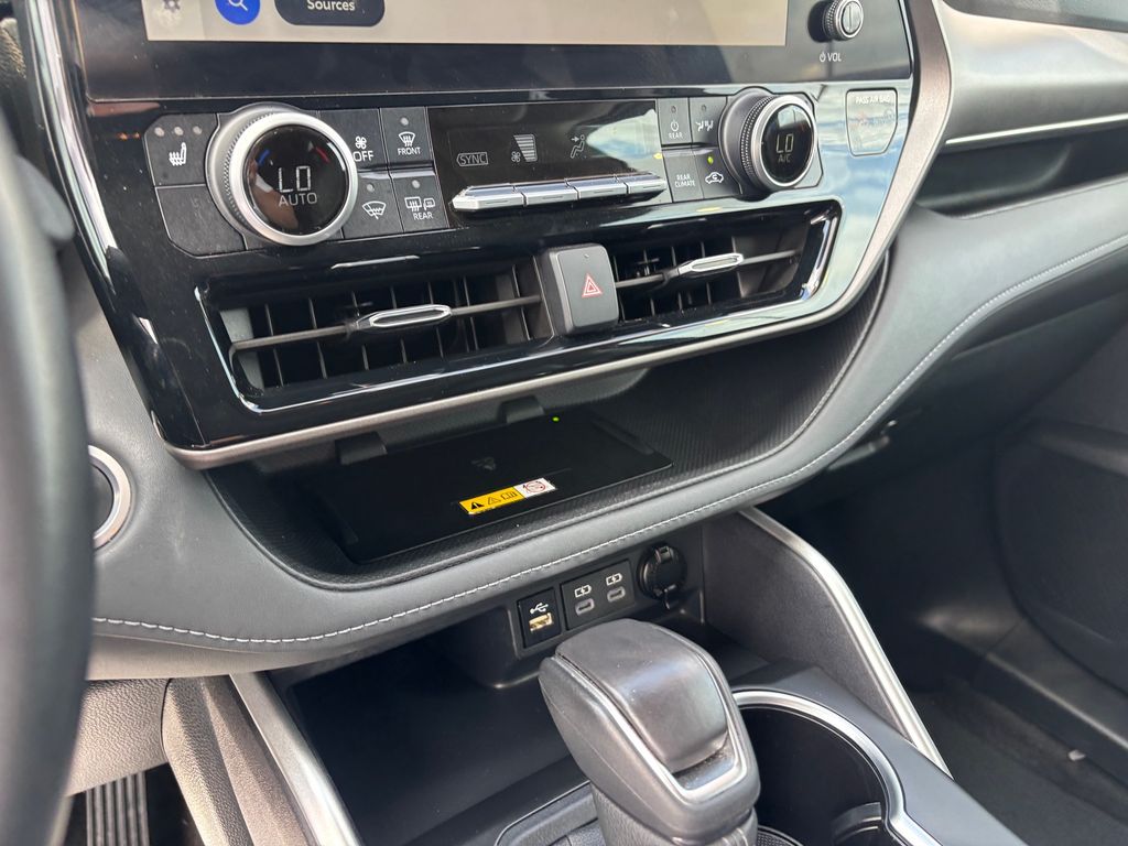 Used Car 2024 Toyota Highlander  Xle For Sale Under $50,000 In Austin, Texas