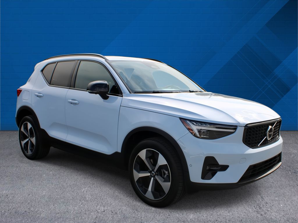 White (Cloud) 2026 Volvo XC40 B5 Plus AWD SUV / Crossover All-Wheel Drive Automatic