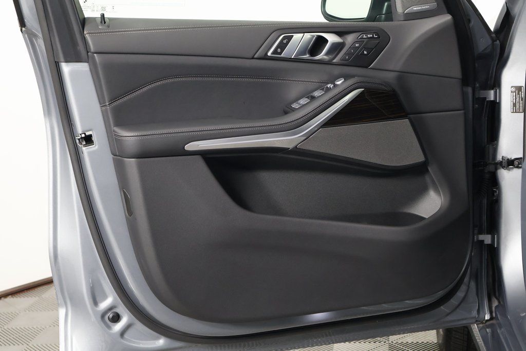 Thumbnail: 2025 BMW X7 - 13