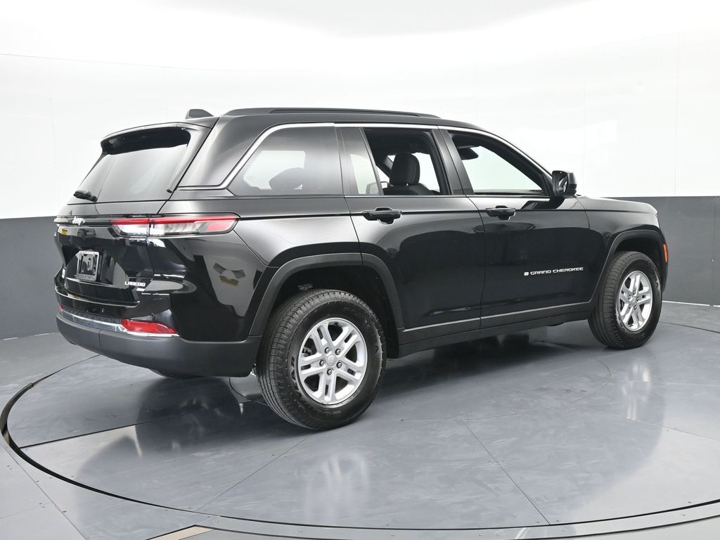 Used 2025 Diamond Black Crystal Pearlcoat Jeep Laredo image 6