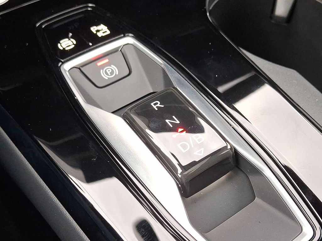 Thumbnail: 2025 Audi Q6 e-tron - 15