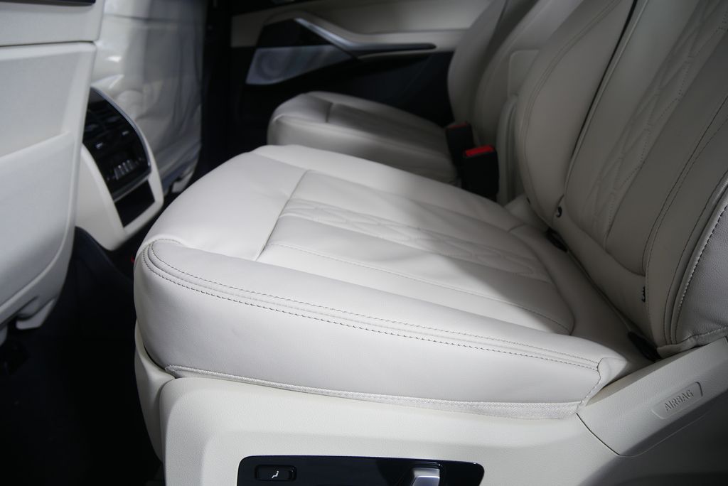 Thumbnail: 2026 BMW X7 - 15