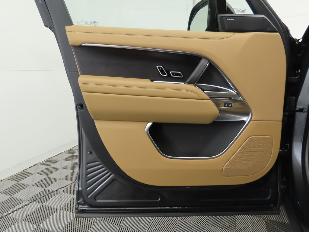2025 Land Rover Range Rover SE 26