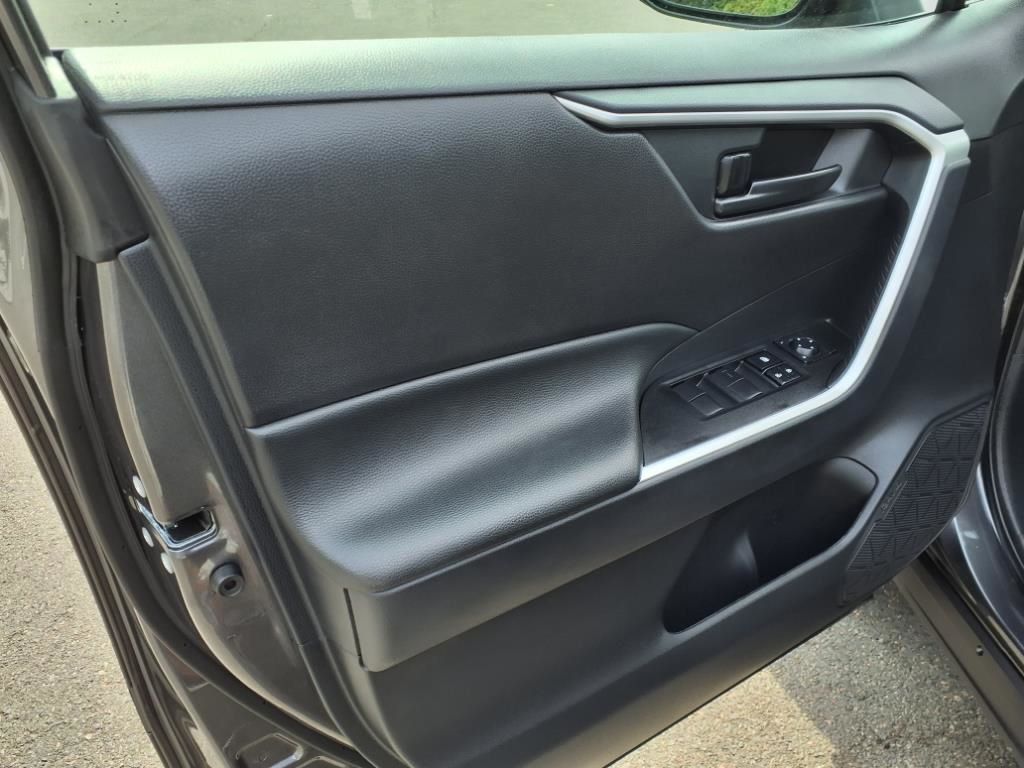 2025 Toyota RAV4 Hybrid LE photo 5