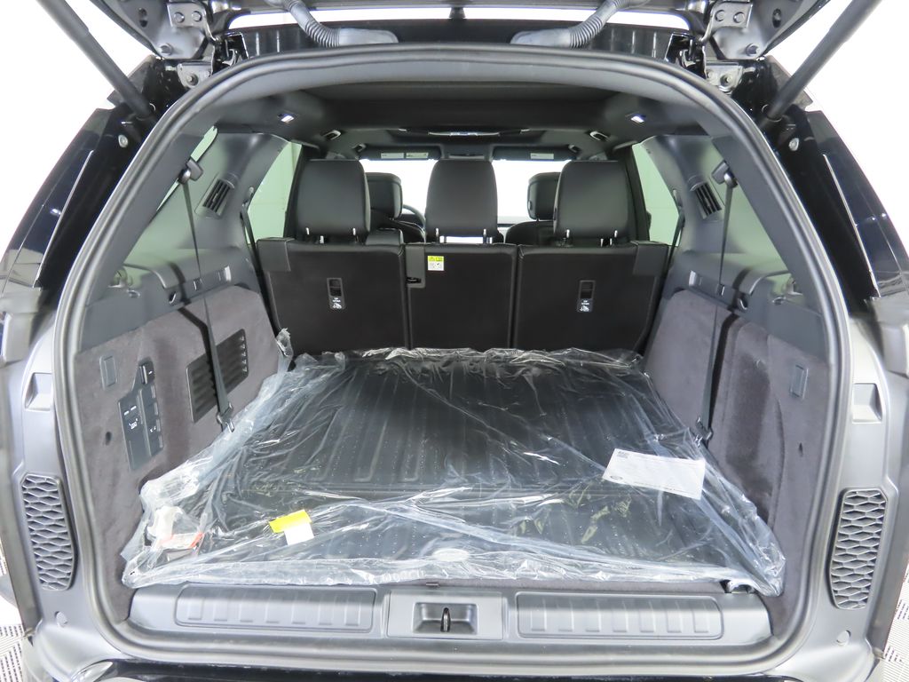 Thumbnail: 2026 Land Rover Discovery - 28