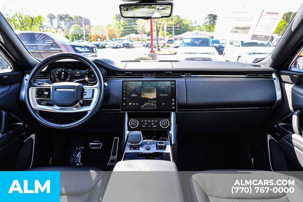 Used 2023 White Land Rover SE image 32