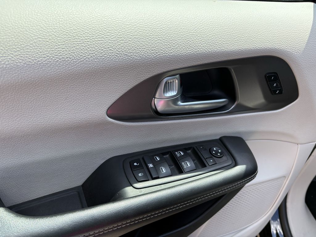 2024 Chrysler Pacifica Touring L - 10