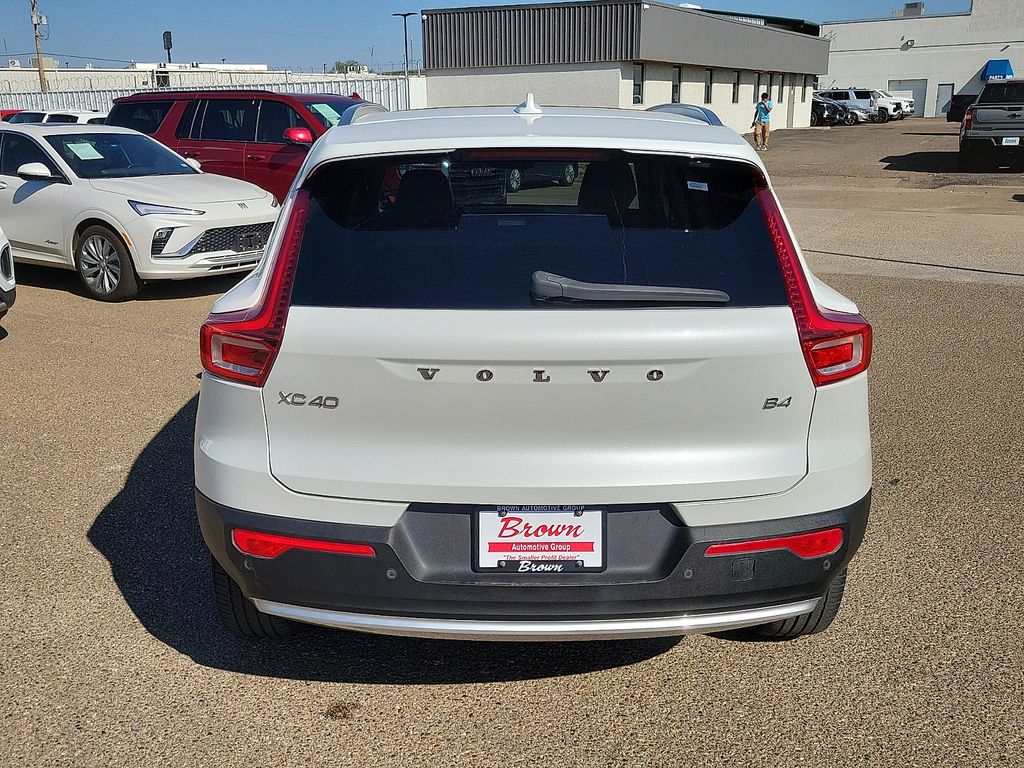 2023 Volvo XC40 B4 Plus Bright Theme - 8