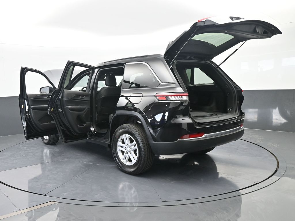 Used 2025 Diamond Black Crystal Pearlcoat Jeep Laredo image 76