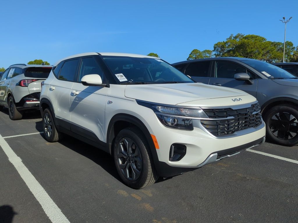 Snow White Pearl 2025 Kia Seltos LX AWD SUV / Crossover All-Wheel Drive Continuously Variable Transmission