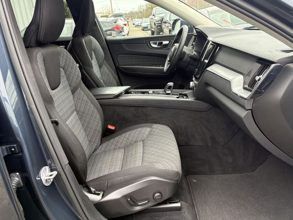 2022 Volvo XC60 B5 Momentum