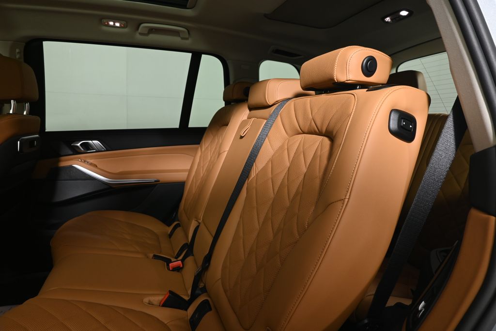 Thumbnail: 2026 BMW X7 - 4