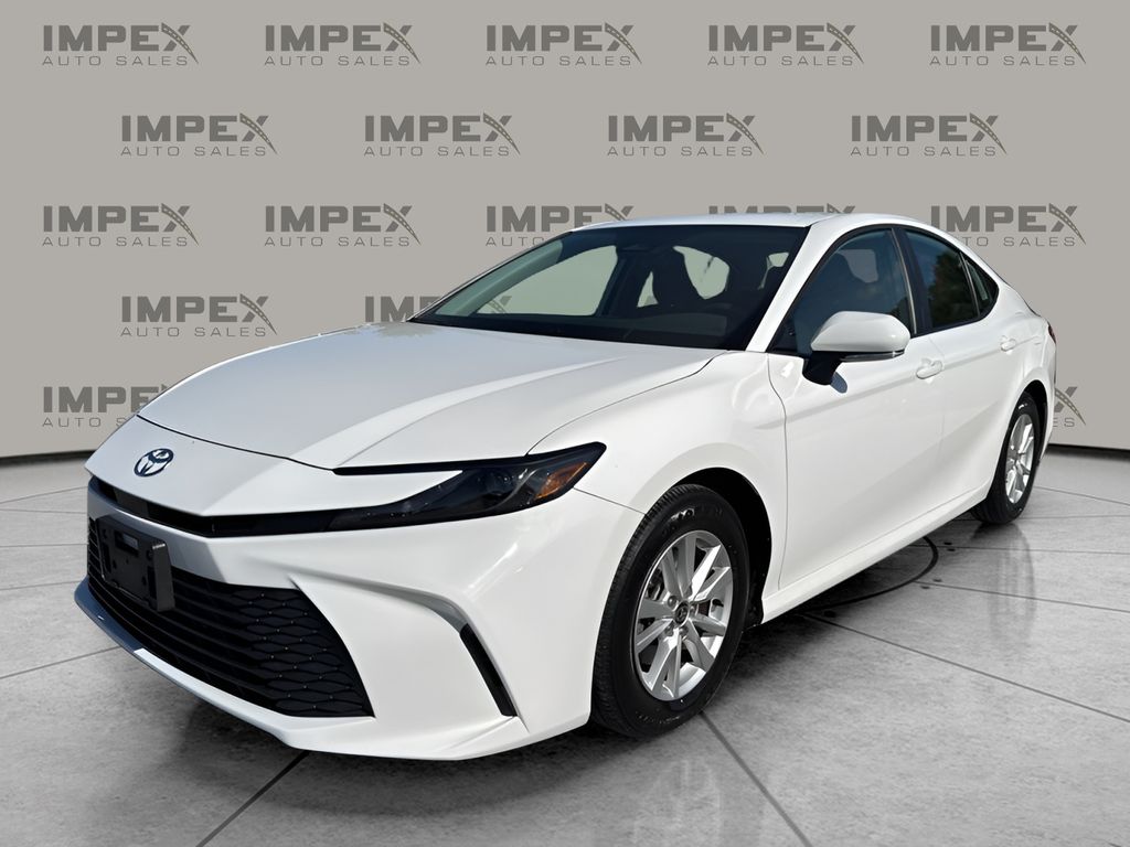 2025 Toyota Camry LE's photo