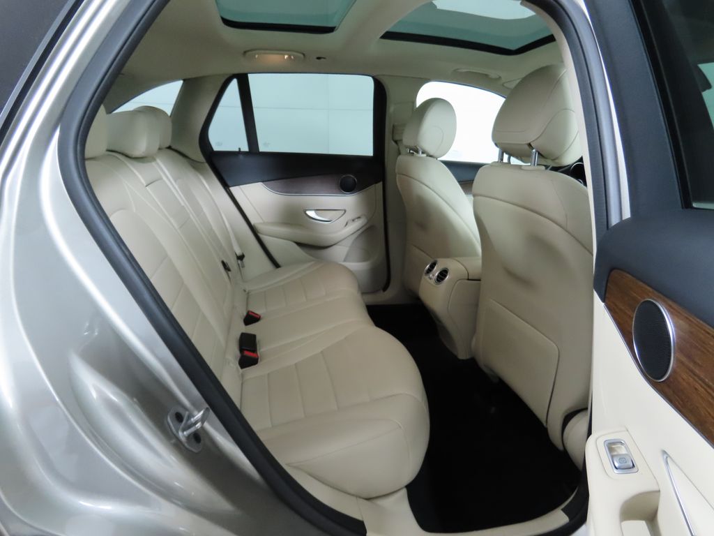 2022 Mercedes-Benz GLC 300 22