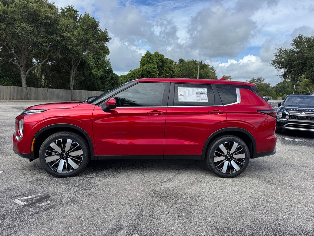 2025 Mitsubishi Outlander SE photo 2