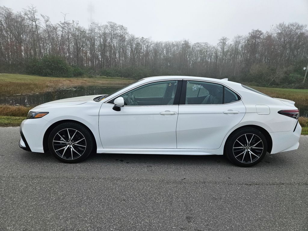 2023 Toyota Camry SE 2