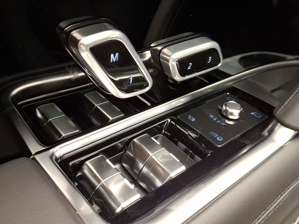2025 Land Rover Range Rover SE 18