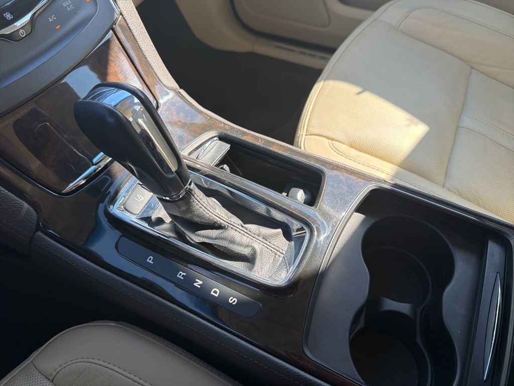 Thumbnail: 2015 Lincoln MKS - 32