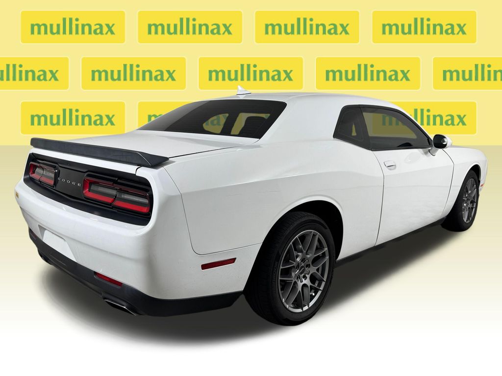 Used 2016 White Dodge SXT image 4