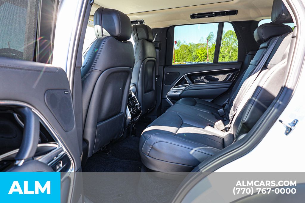 Used 2023 White Land Rover SE image 19