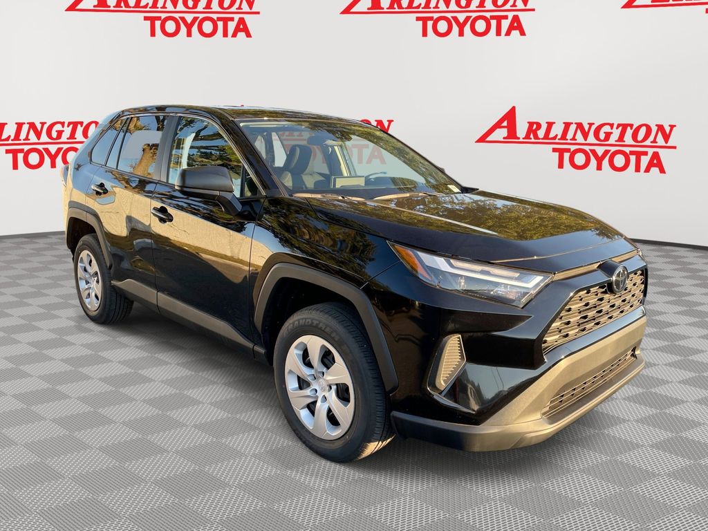 2025 Toyota RAV4 LE's photo