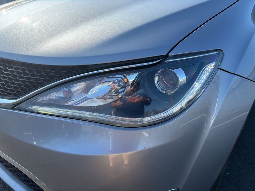 Thumbnail: 2018 Chrysler Pacifica - 9