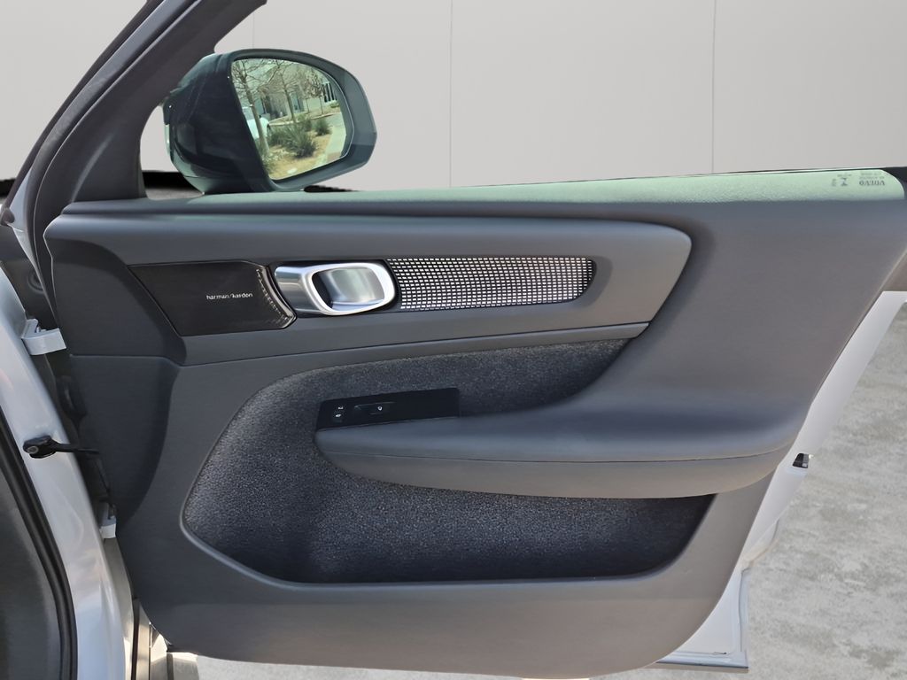 Used Car 2022 Volvo Xc40  R-design For Sale Under $20,000 In Austin, Texas