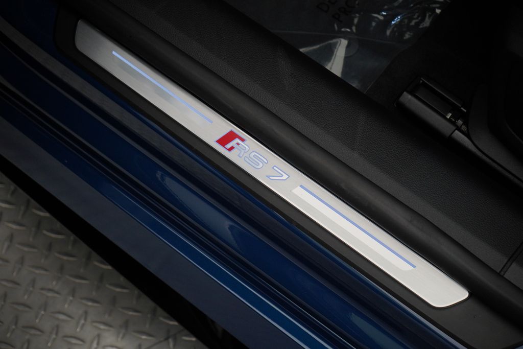 Thumbnail: 2025 Audi RS 7 - 9