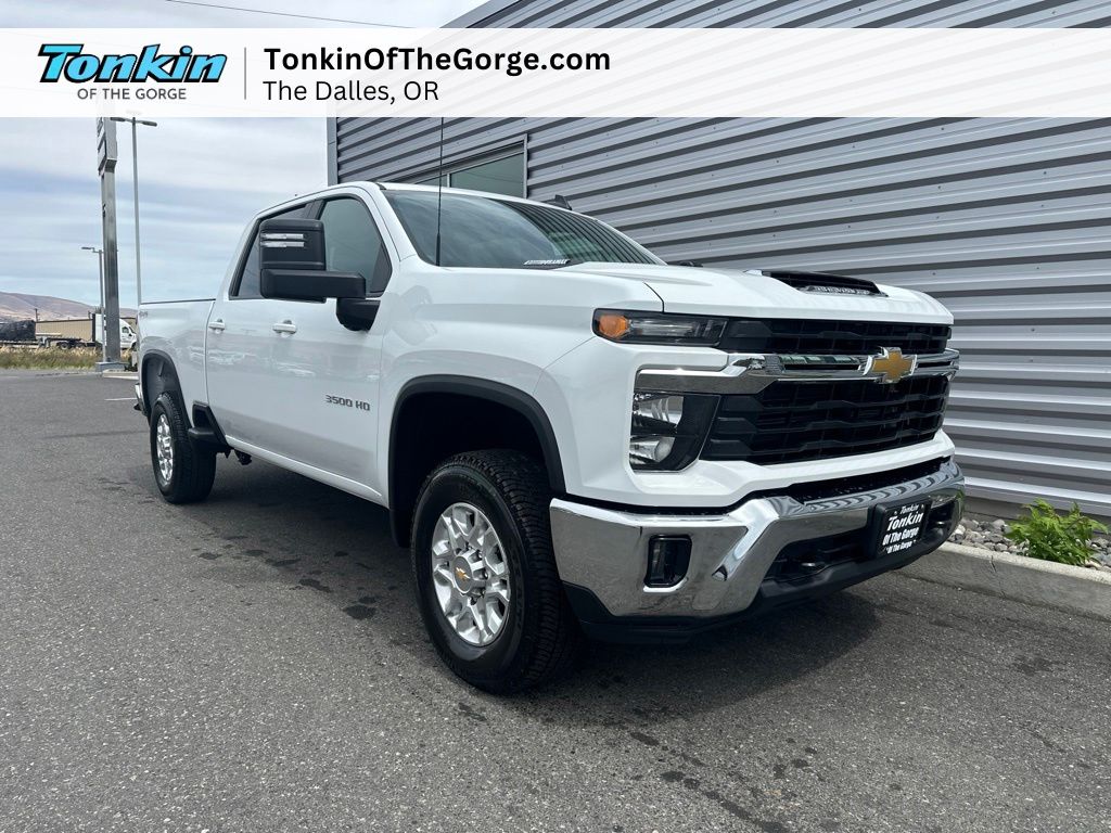 Summit White 2026 Chevrolet Silverado 3500HD Pickup Truck Four-Wheel Drive Automatic