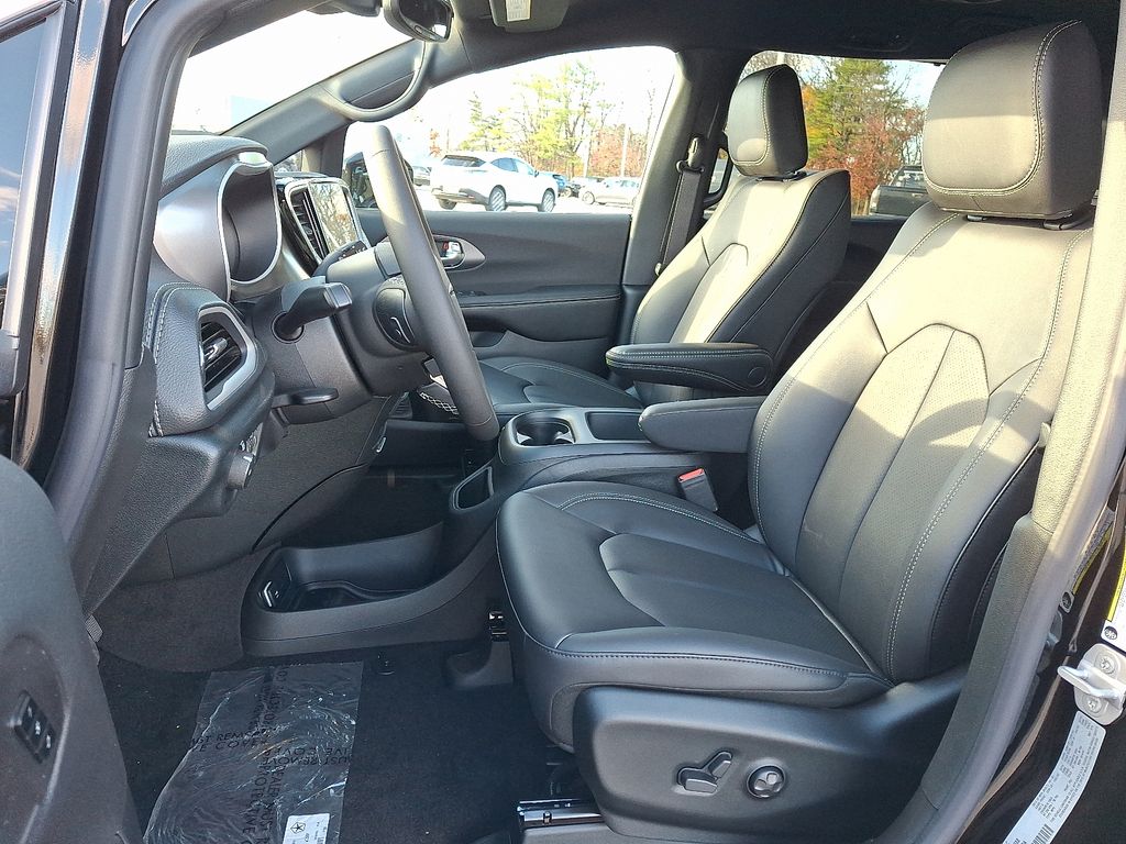 2026 Chrysler Pacifica — photo 10