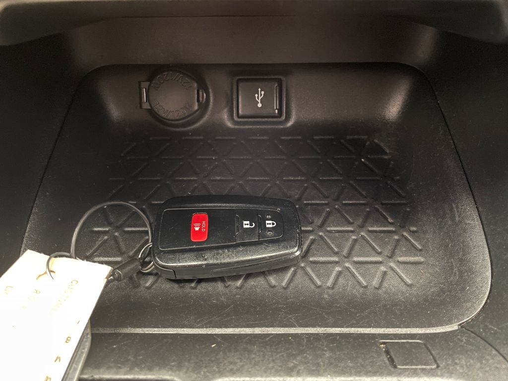 2022 Toyota RAV4 XLE 28